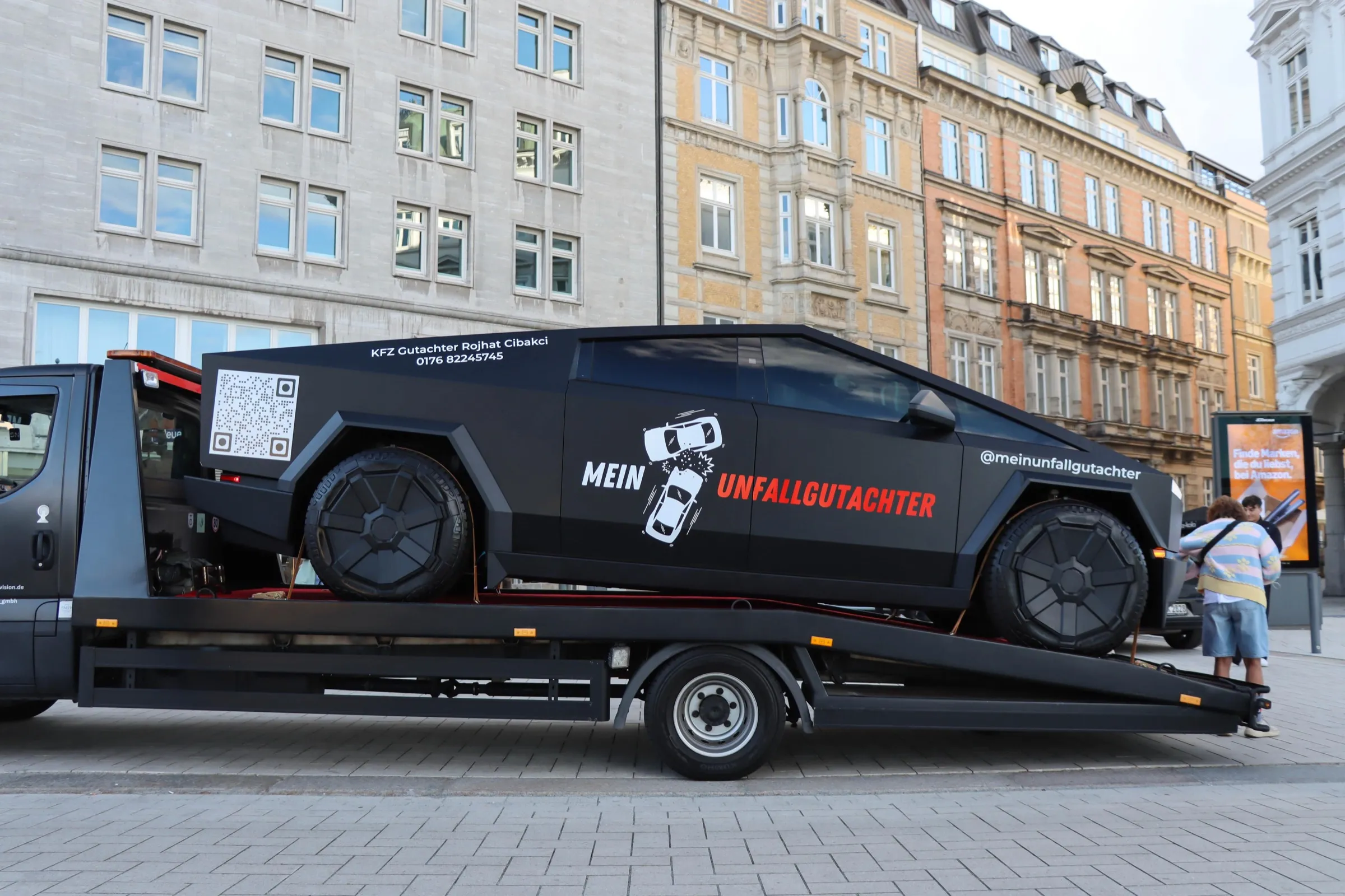 Mein-Unfallgutachter-Fahrzeug mit Firmenbeschriftung auf einem Transporter